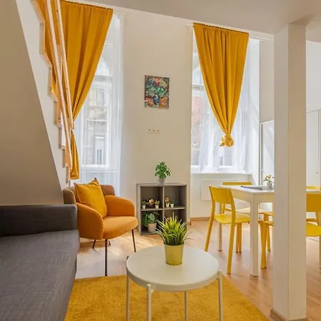 Two Bedroom Gallery Flat In The Akacfa Str. Apartment