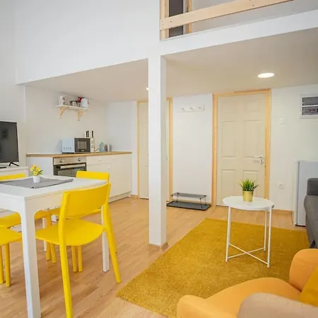 Two Bedroom Gallery Flat In The Akacfa Str. Apartment