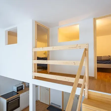 Two Bedroom Gallery Flat In The Akacfa Str. Apartment *