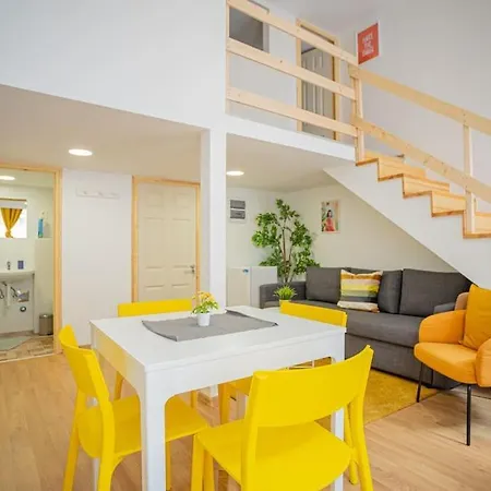 Two Bedroom Gallery Flat In The Akacfa Str. Appartement Budapest