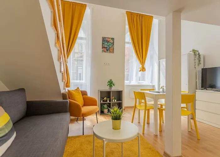 Two Bedroom Gallery Flat In The Akacfa Str. Lägenhet
