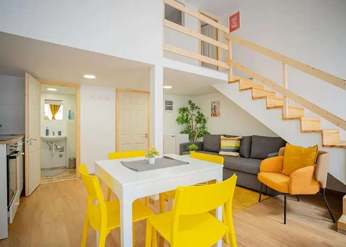 Two Bedroom Gallery Flat In The Akacfa Str. Апартаменты Будапешт