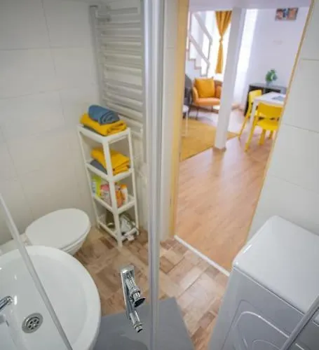 Lägenhet Two Bedroom Gallery Flat In The Akacfa Str. *