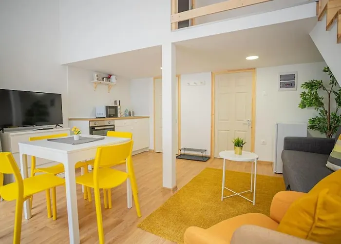Two Bedroom Gallery Flat In The Akacfa Str. Апартаменты
